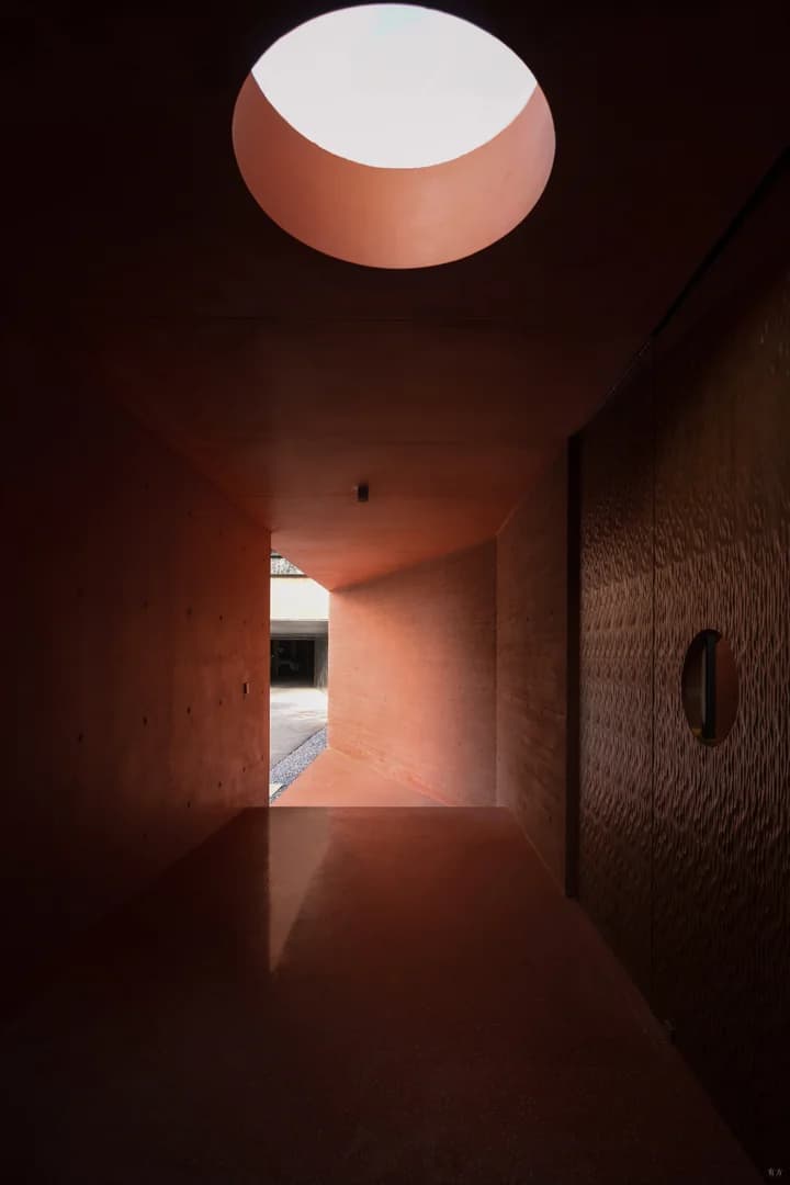 Красная коробка