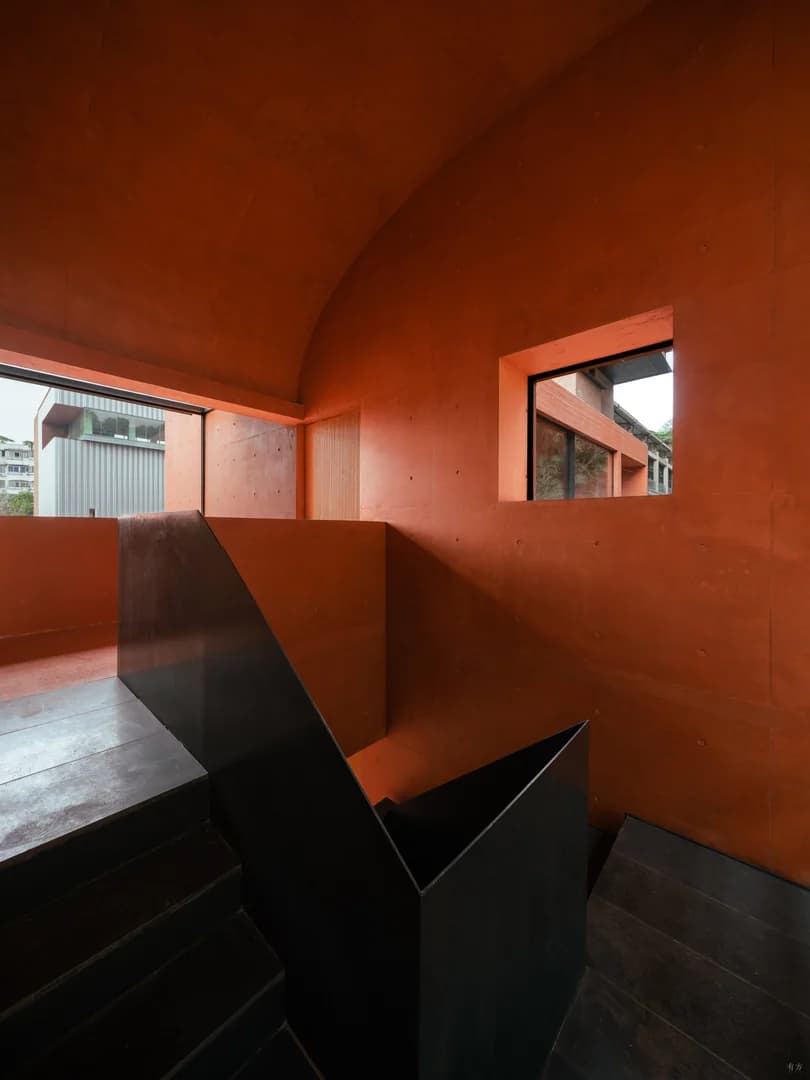 Красная коробка