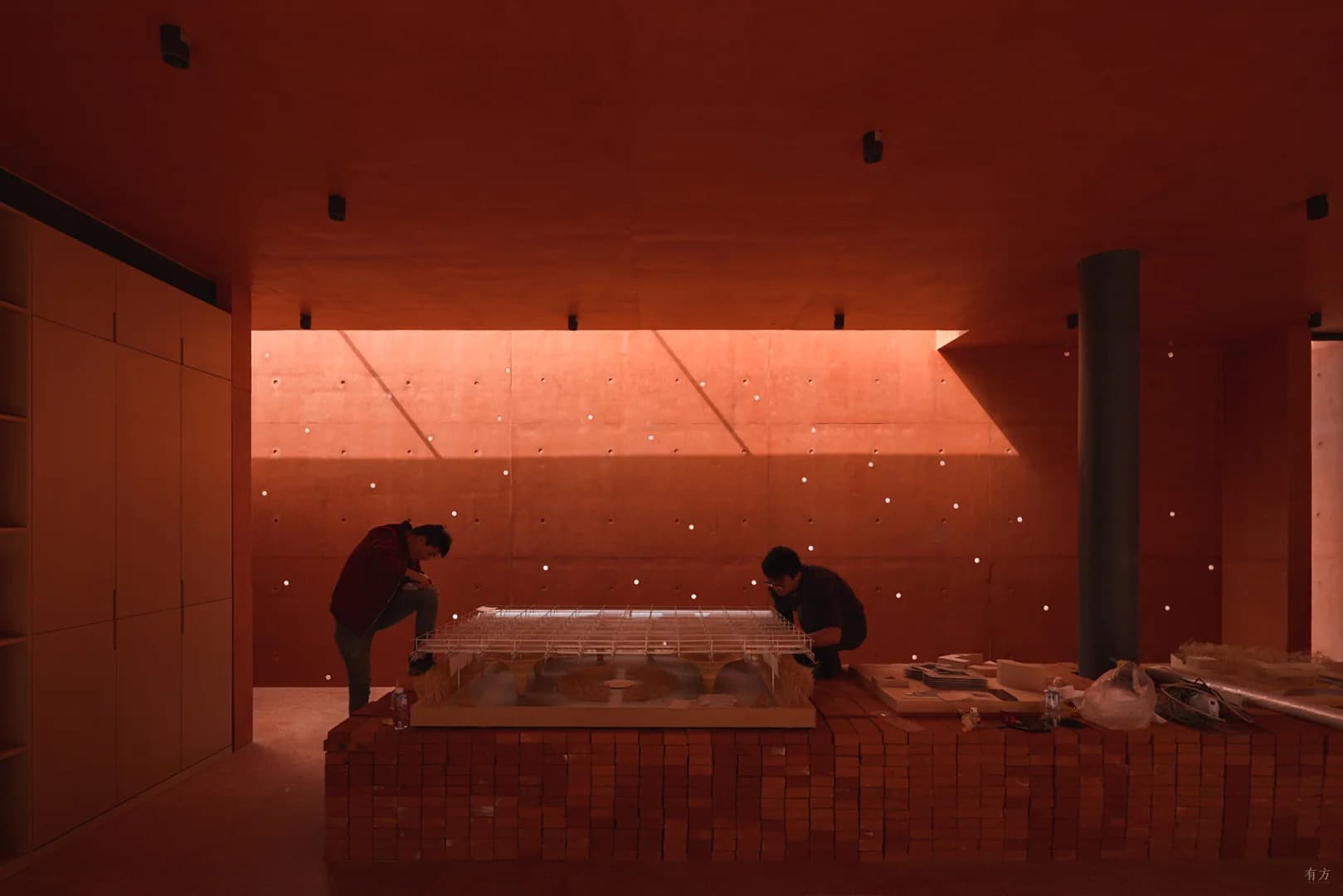 Красная коробка