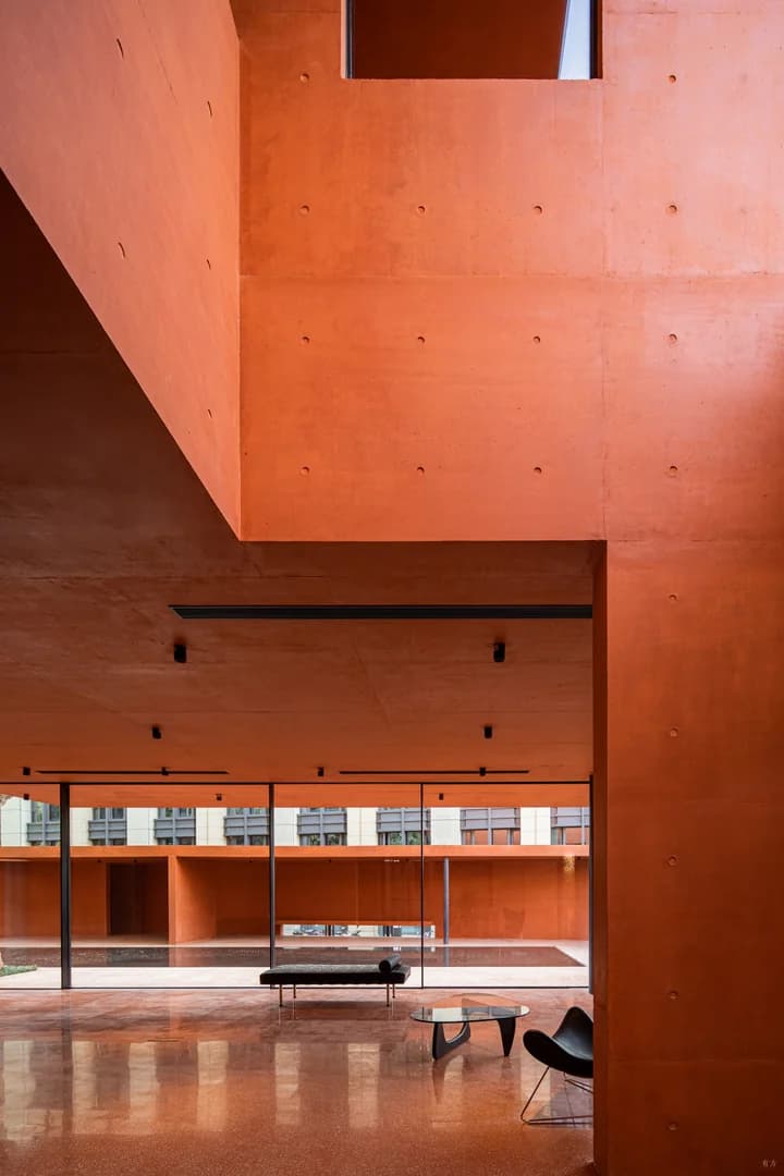 Красная коробка