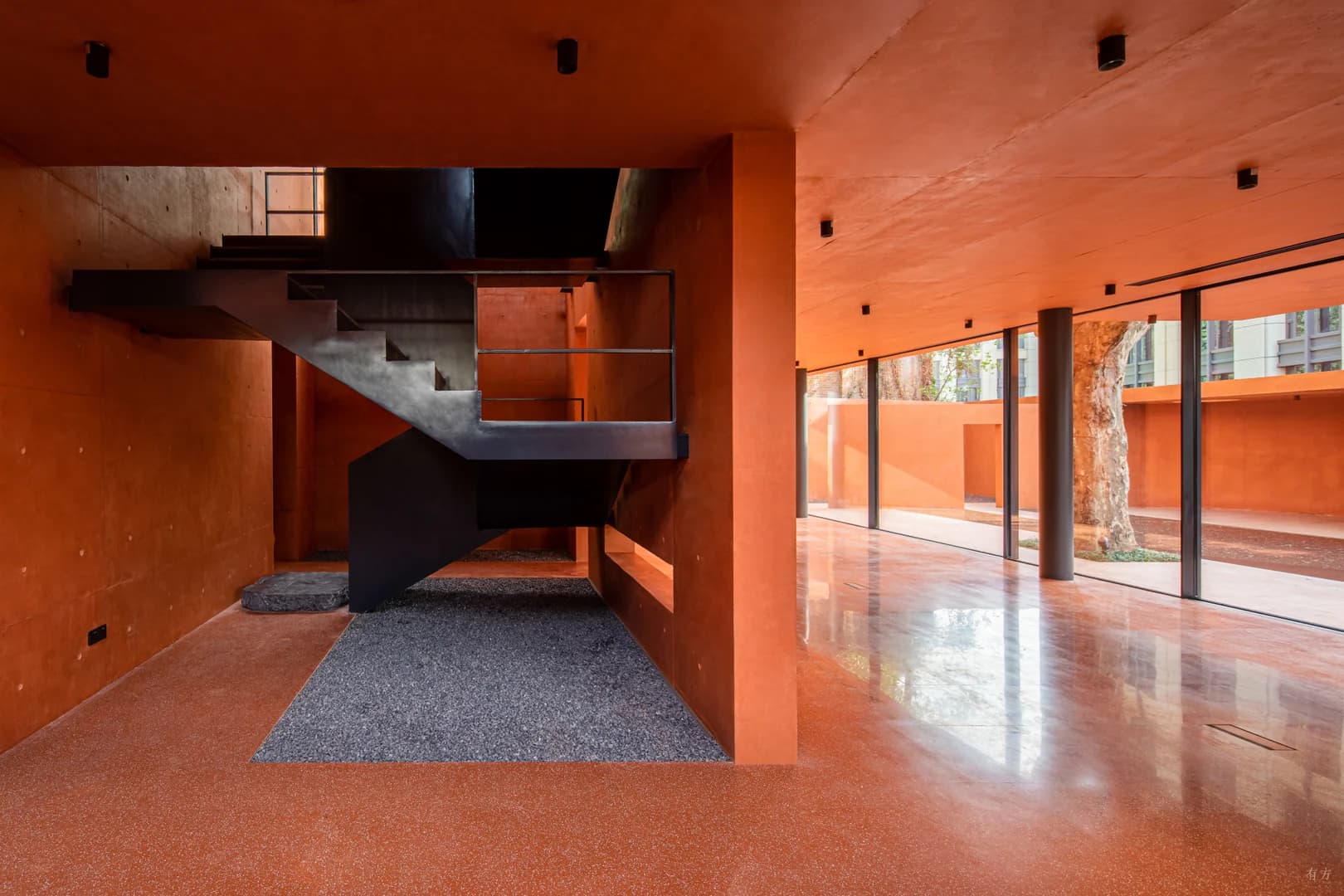 Красная коробка