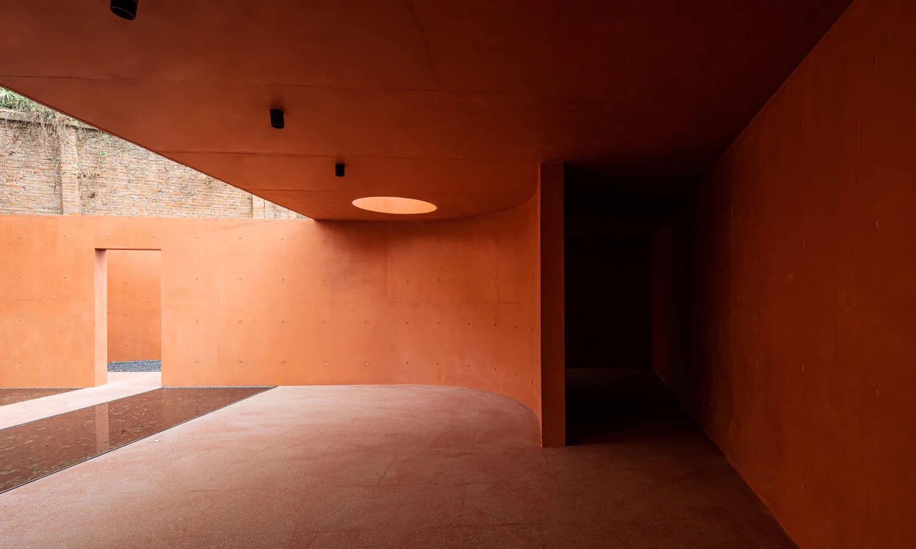 Красная коробка