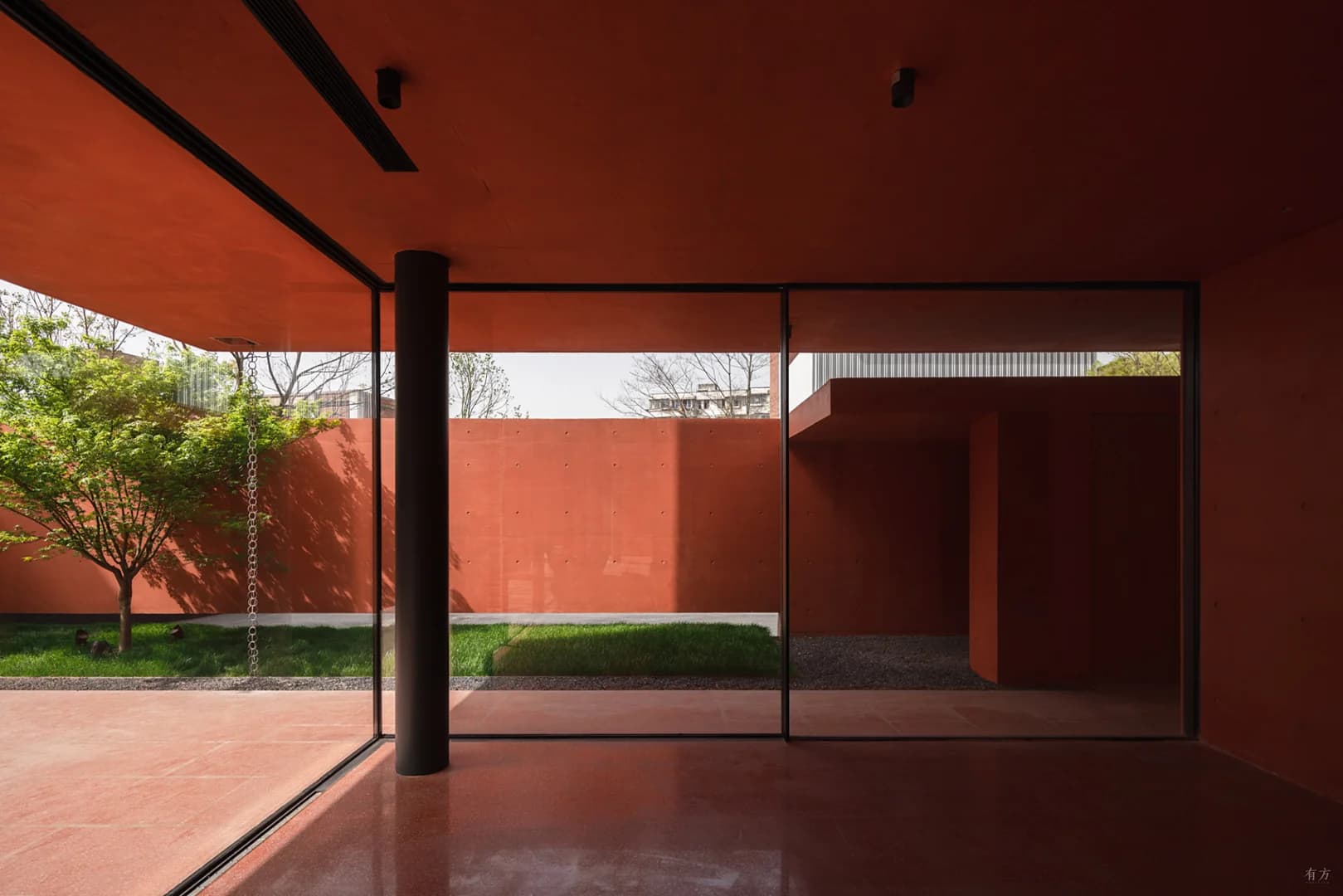 Красная коробка