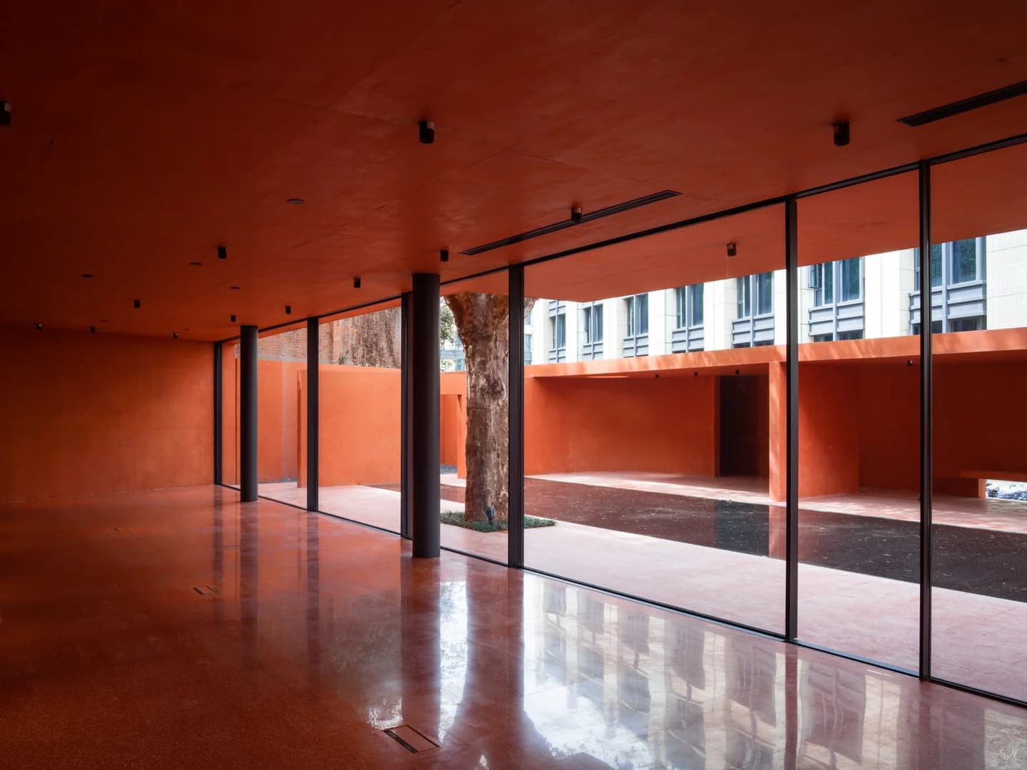 Красная коробка