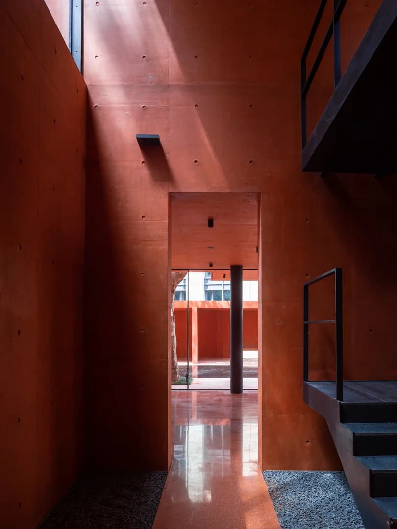 Красная коробка