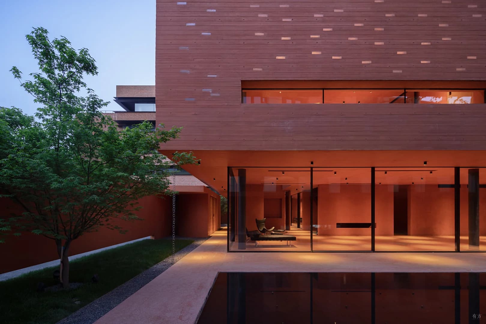 Красная коробка