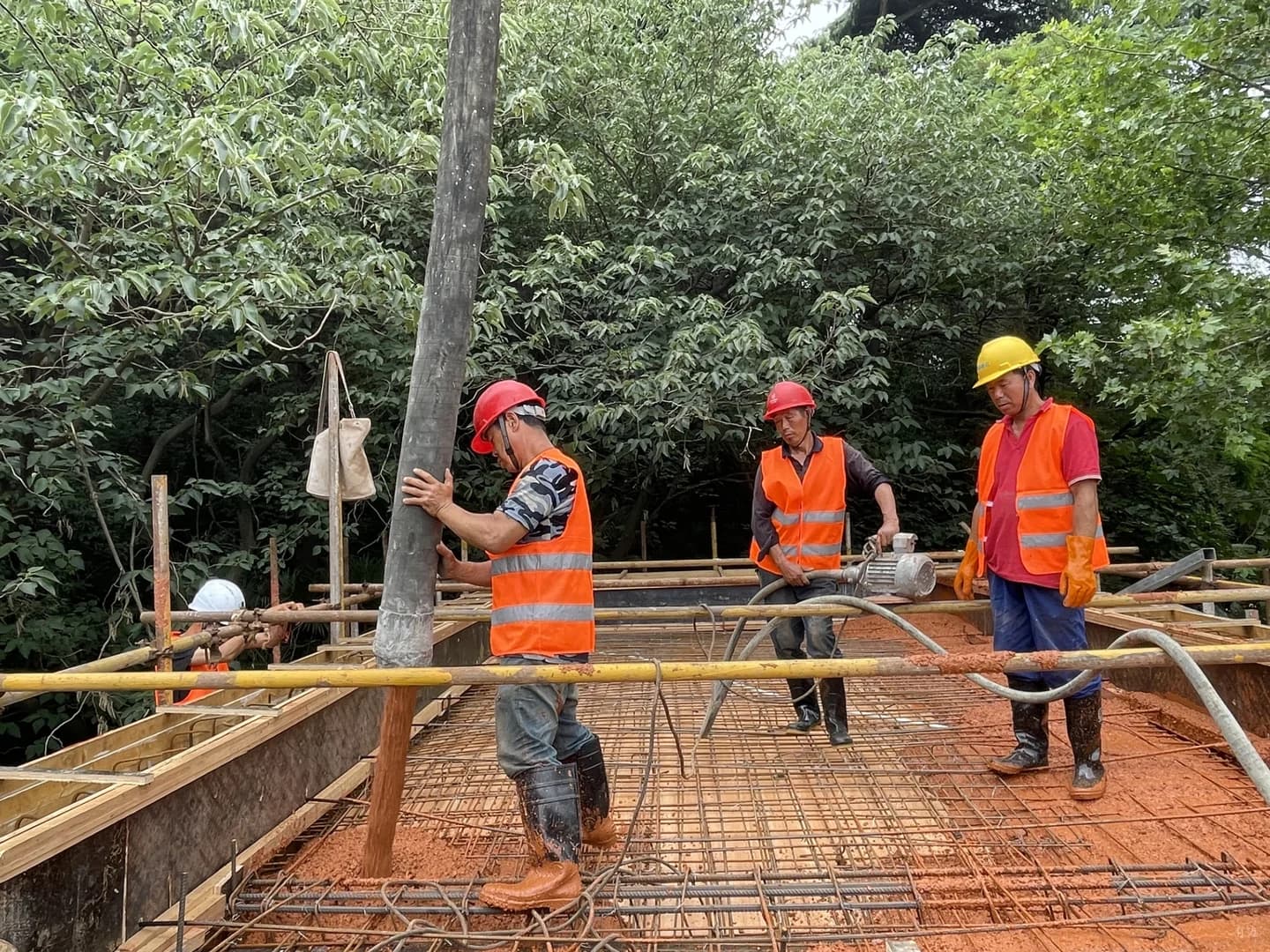 Красная коробка