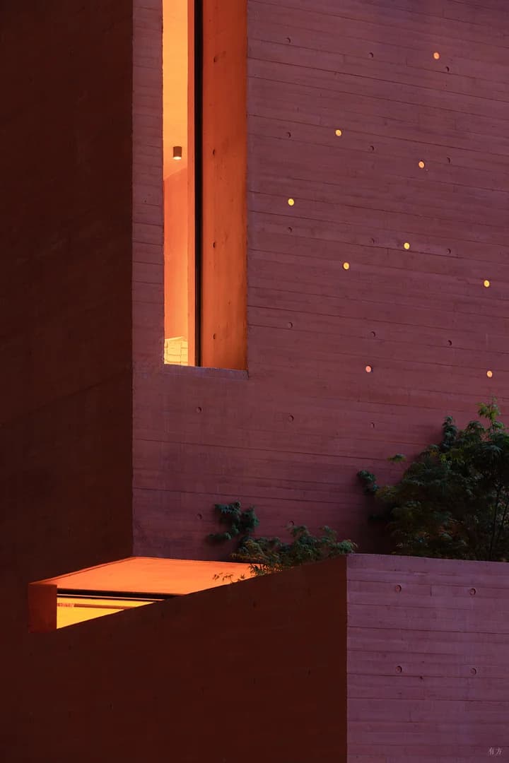 Красная коробка